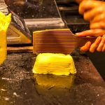 Im Maison de Beurre von Jean-Yves Bordier in Saint Malo schlagen Butter-Paddel Wasser aus der Butter heraus / © Foto: Georg Berg