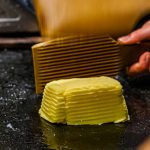 Im Maison de Beurre von Jean-Yves Bordier in Saint Malo schlagen Butter-Paddel Wasser aus der Butter heraus / © Foto: Georg Berg