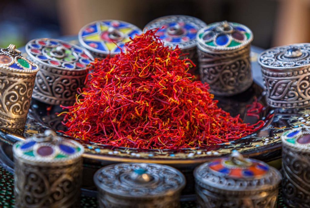 Safran zusammen mit marokkanischen Schmuckdosen / © Foto: Georg Berg