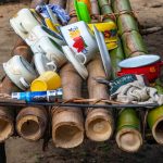 Der Abwasch trocknet auf einem Bambusgestell in einem Camp auf Tiwai-Island, Sierra Leone / © Foto: Georg Berg