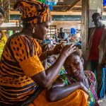 Haarstyling auf einem afrikanischen Markt / © Foto: Georg Berg