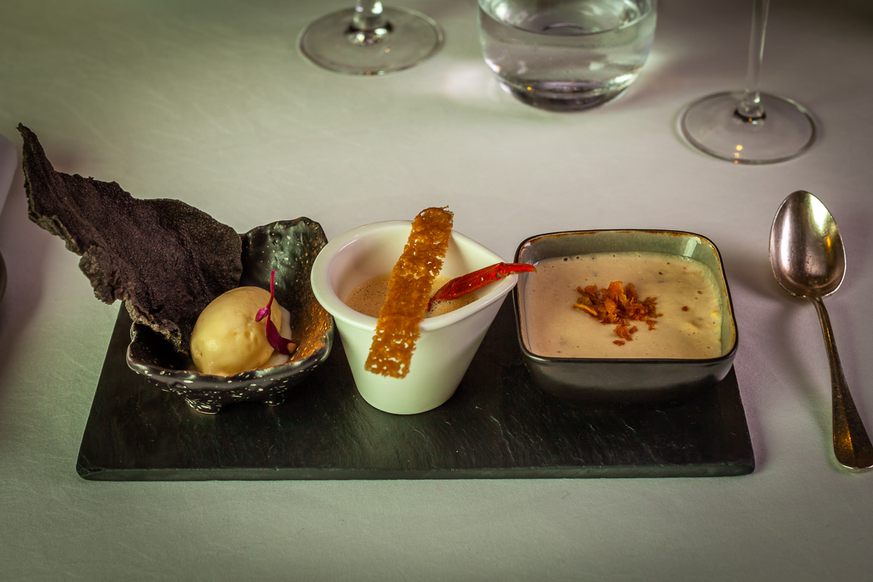 Drei Amuse Bouches gibt es vorneweg: Spargeleis, Krabbensüppchen, Gänseleberpastete / © Foto: Georg Berg