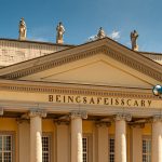Für die documenta 14 in Kassel ausgetauschte Beschriftung des Fridericianum: "BeingSafeIsScary" / © Foto: Georg Berg
