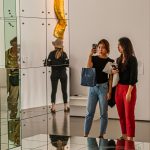 Der Spiegel, das Selfie und ich! Und die Kunst? So mancher Besucher sieht nur das eigene Ich im Kontext der Ausstellung im Friedericianum auf der documenta 14, Kassel / © Foto: Georg Berg
