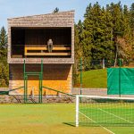 Eine Bushaltestelle mit zwei Ansichten. Oh wie schön kann warten sein: Tribüne zum Tennisplatz entworfen von Rintala Eggertsson Architects, Norwegen. Nur selber spielen wäre noch schöner findet Reporterin Angela Berg / © Foto: Georg Berg