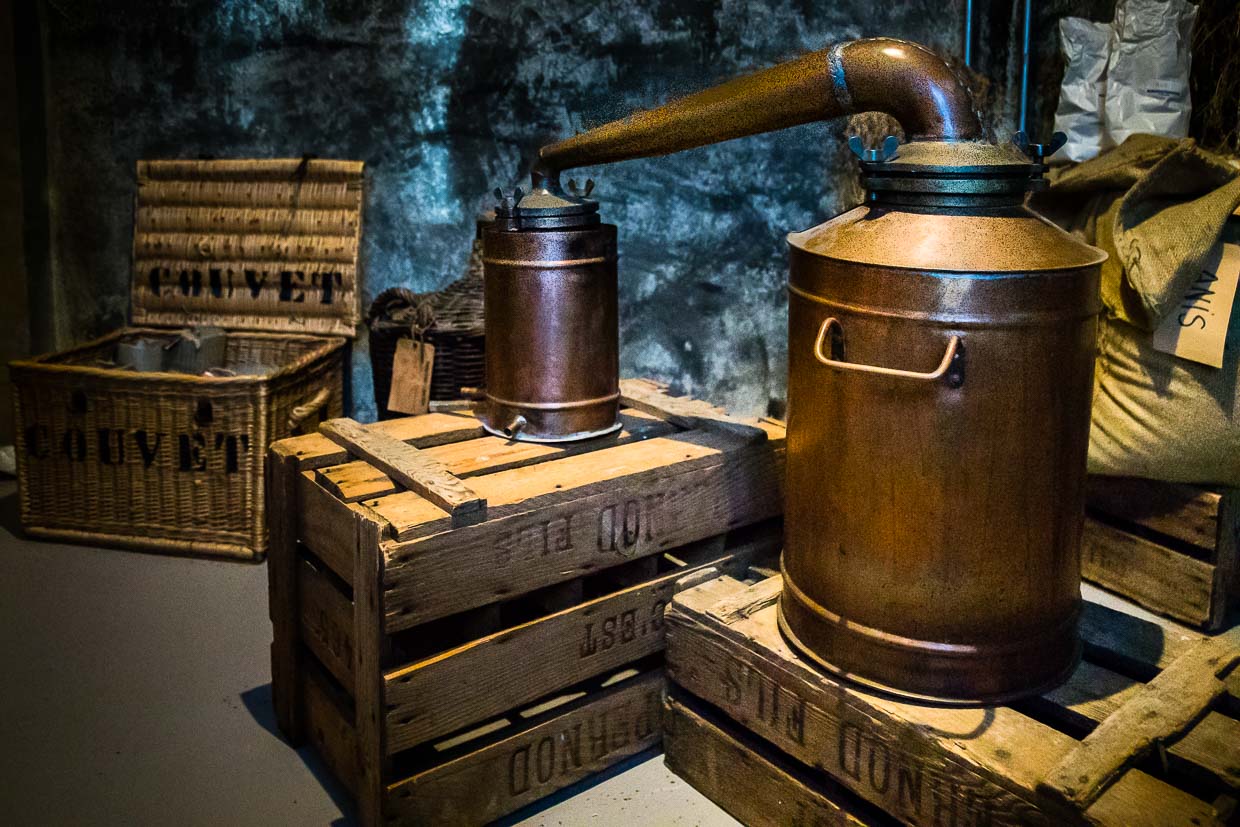 Im Absinth Museum in Motiers ist diese verbotene Destillieranlage hinter einer knarzenden Zimmertür versteckt. Bei der Herstellung von Absinth werden gut getrockneter Wermut, Anis, Fenchel und weitere Kräuter in Neutralalkohol eingeweicht und anschließend destilliert. Der Alkoholgehalt des historischen Absinth lag zwischen 48 und 78 Volumenprozent Alkohol / © Foto: Georg Berg