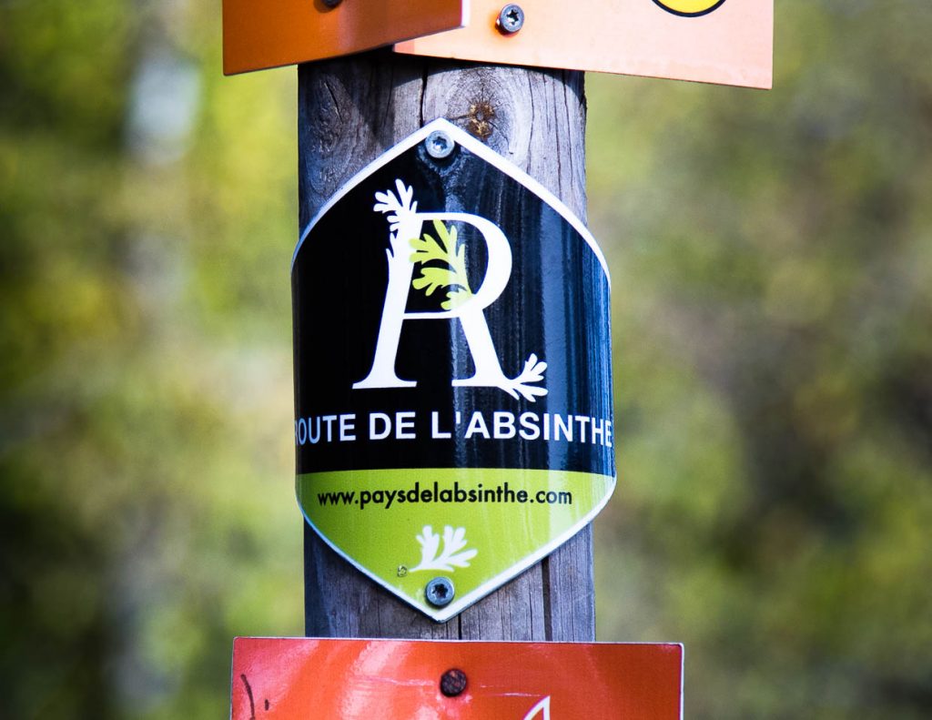 Auf der Route de l’Absinthe kann man die bewegte Geschichte des Absinths erwandern. In nur 48 km von Pontarlier in der Region Franche Comté bis nach Noiraigue in der Schweiz / © Foto: Georg Berg
