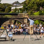Gruppenfoto vor dem Japanischen Kaiserpalast / © Foto: Georg Berg