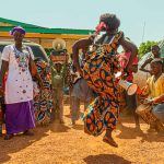 Afrikanische Tänzerin mit Musikern in Kabala, Sierra Leone / © Foto: Georg Berg