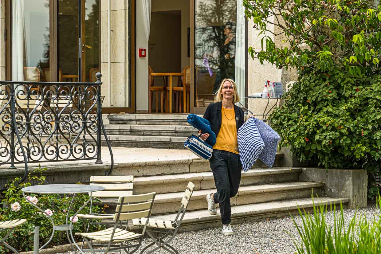 Bestens gewappnet für ein Picknick im Park. Angela Berg macht sich auf den Weg - den historischen Weg - auf dem Oskar Reinhart durch seinen Garten spazierte. Heute sind dort an drei Stellen Plätze unter alten Obstbäumen freigemäht / © Foto: Georg Berg