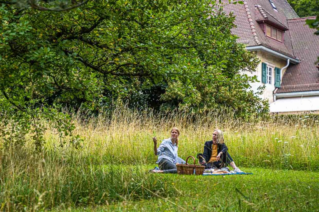 Katja Baumhoff, stellv. Leiterin der Sammlung Oskar Reinhart, erklärt, wie die Idee zu den Picknick-Körben entstanden ist / © Foto: Georg Berg