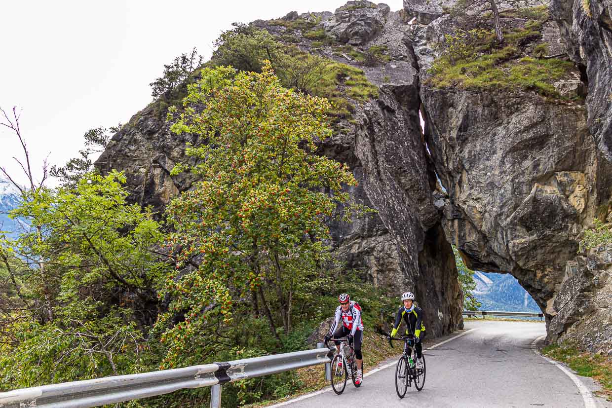 Mit dem Rennrad über den Asphalt. Sportstudent Julius Berg unterwegs mit dem Bike Guide Roland Holzer aus Albinen / © Foto: Georg Berg