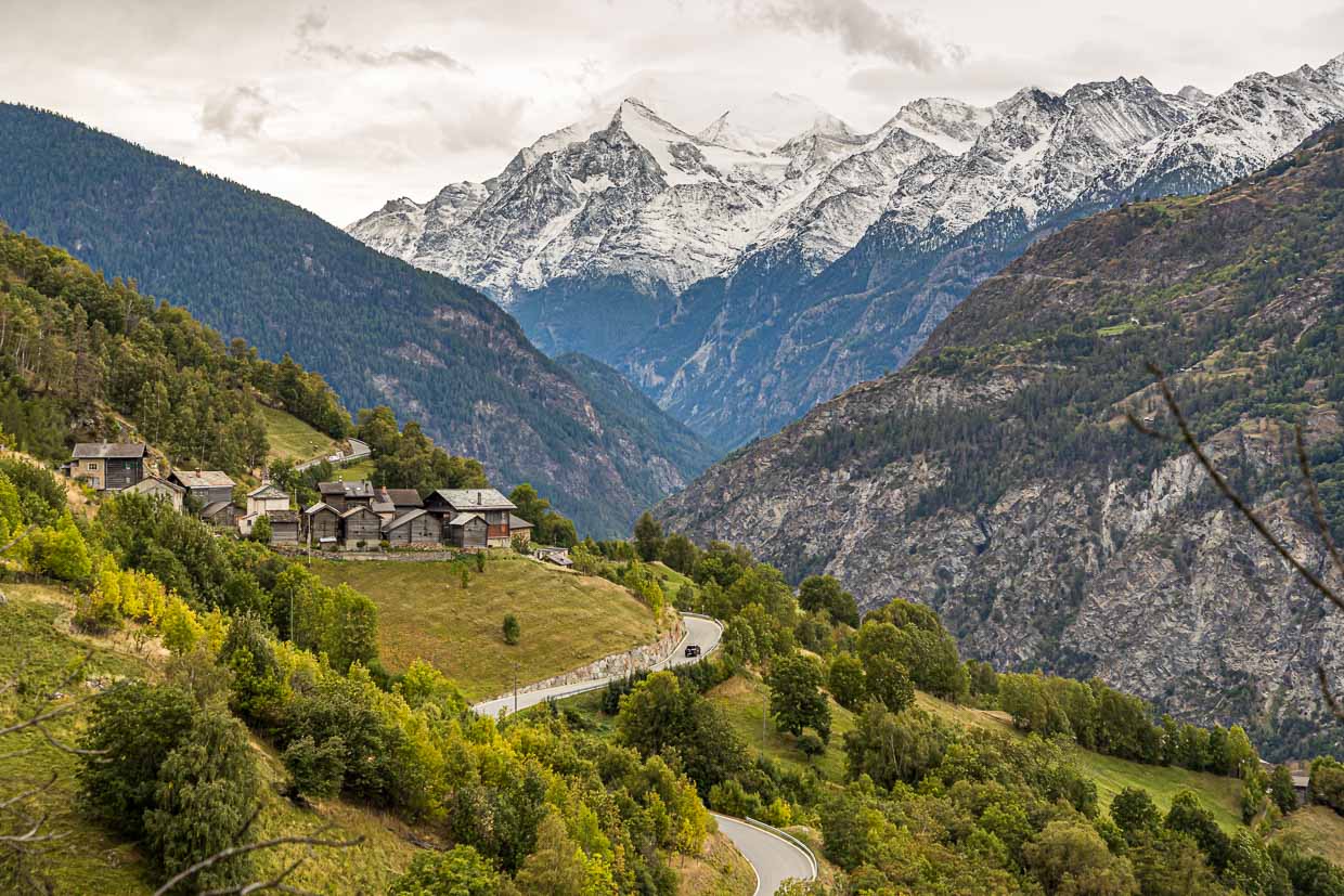 Immer wieder öffnet sich der Blick auf die 4.000-er im Oberwallis. Zwischen Visperterminen und Visp liegen einige kleiner Weiler. Ab dem Weiler Oberstaden wird der Reblehrpfad zum Tärbiner Kulturweg / © Foto: Georg Berg