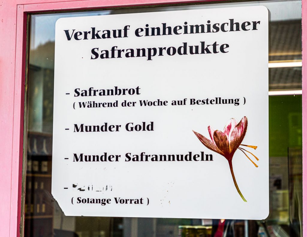 Verkaufsschild für Safranprodukte aus Mund im Wallis / © Foto: Georg Berg