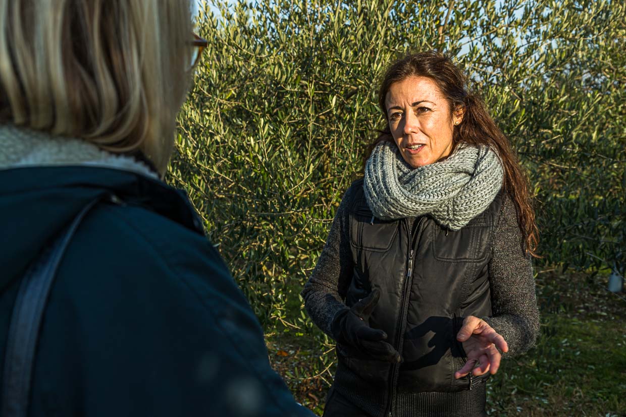 Begegnung im Olivenhain am Niederhein. Carmen Sanchez Garcia ist Sommeliere für Olivenöl und in diseser Funktion auch international gefragtes Jurymitglied / © Foto: Georg Berg