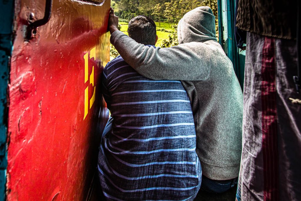 Plätze an der Türen im Expresszug von Sri Lanka bieten beste Aussicht und kühlende Brise / © Foto: Georg Berg