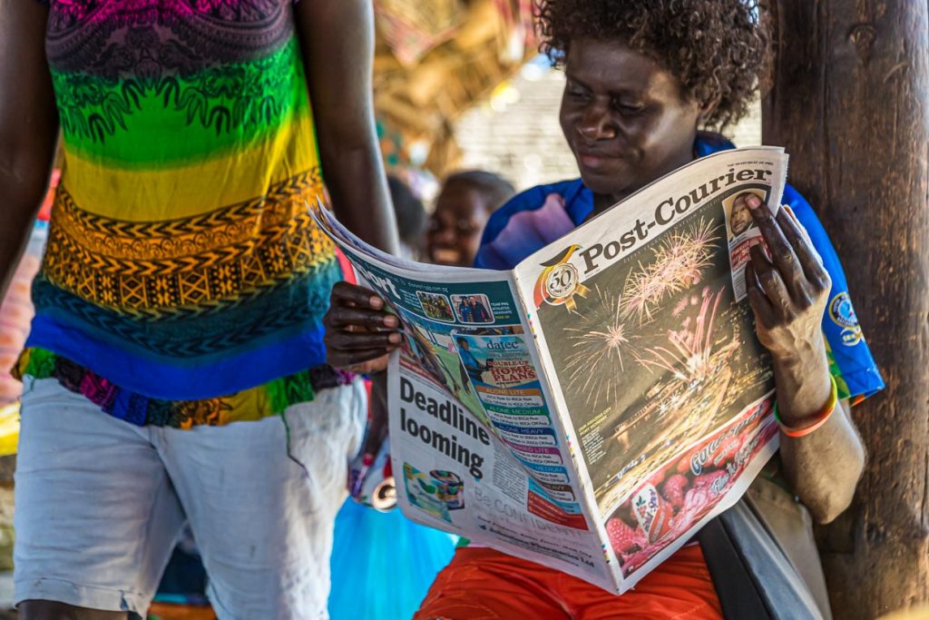 Zeitungsleserin in Bougainville, Papua-Neuguinea / © Foto: Georg Berg