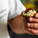 Käser Jørgen Hoff mit einer nordischen Kombination aus Roggenknäckebrot, Rauchkäse und Hagebuttenkonfiütre. Er nennt sie „Sonne über Gundestrup“ / © Foto: Georg Berg