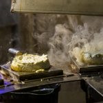 Jeder Frischkäse wird für 20 Sekunden auf einem Rost liegend durch den Rauch geführt. Danach hat der Rygeost ein dezentes Raucharoma / © Foto: Georg Berg