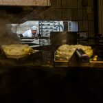 Käseproduzent Jørgen Hof aus Gundestrup hat die Rauchmaschine selbst konzipiert und feuert mit Stroh aus eigenem  biologischem Anbau / © Foto: Georg Berg