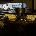 1.300 Käse laufen täglich durch die Rauchmaschine der Meierei Gundestrup / © Foto: Georg Berg