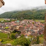 Weinberge, Fachwerk und die Burg kennzeichnen Kaysersberg im Elsass / © Foto: Georg Berg