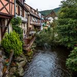 Straßenansicht von Kaysersberg mit Fachwerkhäusern / © Foto: Georg Berg