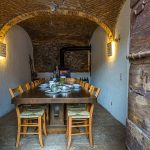 Die Cantine von Gabriela Monfredini in Melide. In den Kellerräumen des ehemaligen Naturkellers sind heute eine Küche und ein Speiseraum mit langer Tafel untergebracht / © Foto: Georg Berg