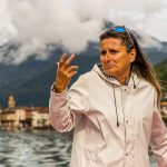 Gabriella erzählt Geschichten vom See. Mal braust sie über das Wasser. Dann plötzlich wird das Tempo gedrosselt und eine Geschichte erzählt / © Foto: Georg Berg