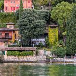 In Morcote liegt auch der Parco Scherer. Ein Skulpturenpark und botanischer Garten. Hier fast in Ufernähe steht ein zugewachsener Vogelturm. Heute eine Skulptur der besonderen Art, die an den Fang der Singvögel im Tessin erinnert / © Foto: Georg Berg
