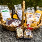 Eine Auswahl der Produkte mit Farina Bona. Vom Polentamehl, über Biscotti bis zu Bier. Alles ist auch im Dorfladen von Vergeletto erhältlich / © Foto: Georg Berg