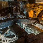 Während draußen das Mühlrad von Wasserkraft angetrieben wird, sorgt im Inneren der Mühle immer noch eine uralte Mechanik für die perfekte Feinheit der Farina Bona / © Foto: Georg Berg