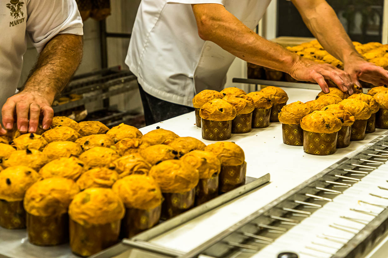 Die kleinen voran! Mini-Panettone verlassen als erstes den Backofen und werden zum Abkühlen auf ein Gestell gespießt