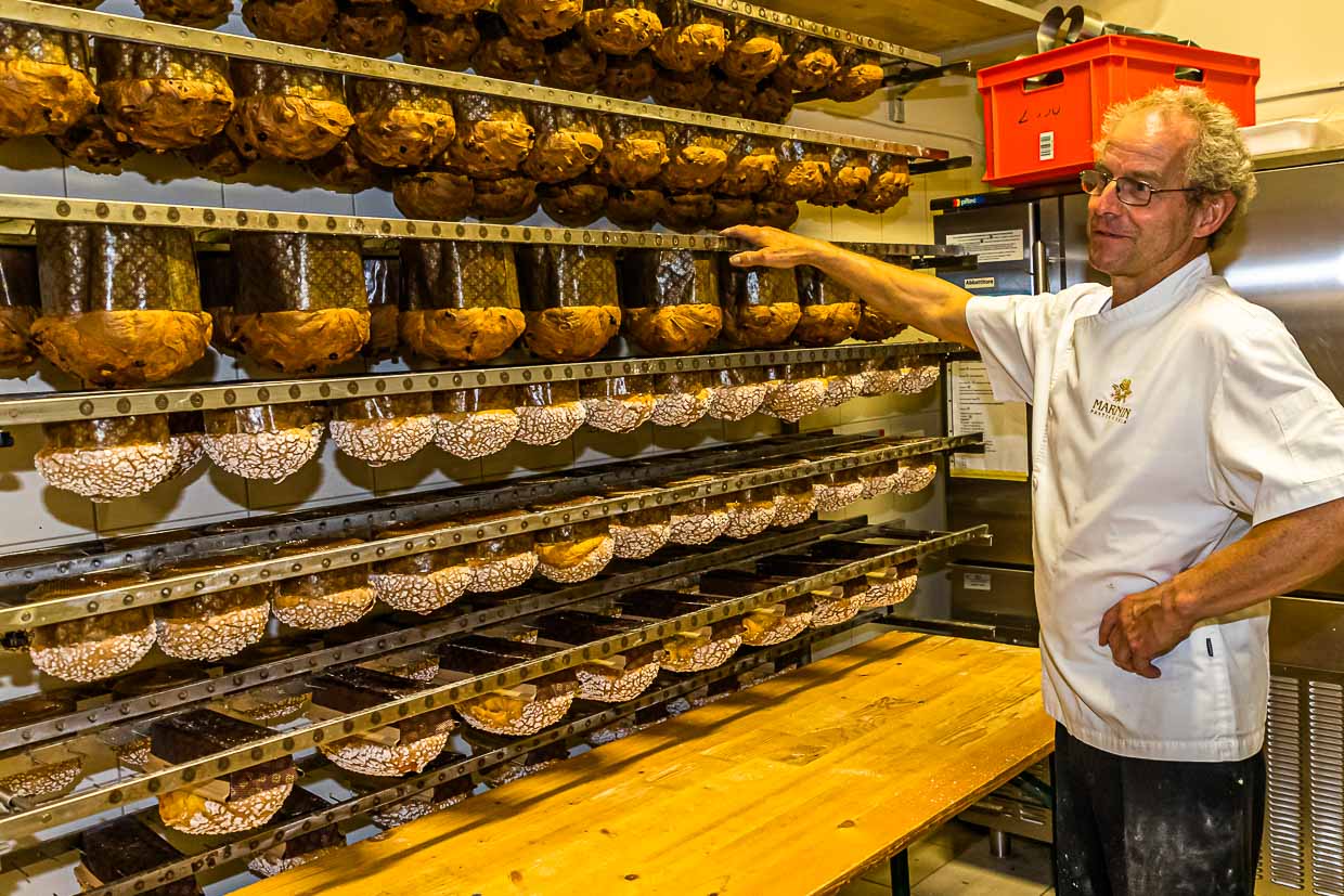 Damit die prächtige Kuppel nicht in sich zusammensinkt, werden Panettone sofort nach dem Backen über Kopf zum Auskühlen gehängt