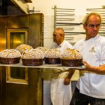 Wie schneebedeckte Kuppeln kommen die Panettone Maron aus dem Ofen. Der Schneezucker bleibt lange crunchig und bildet zum luftigen und mundfüllenden Inneren einen tollen Kontrast / © Foto: Georg Berg