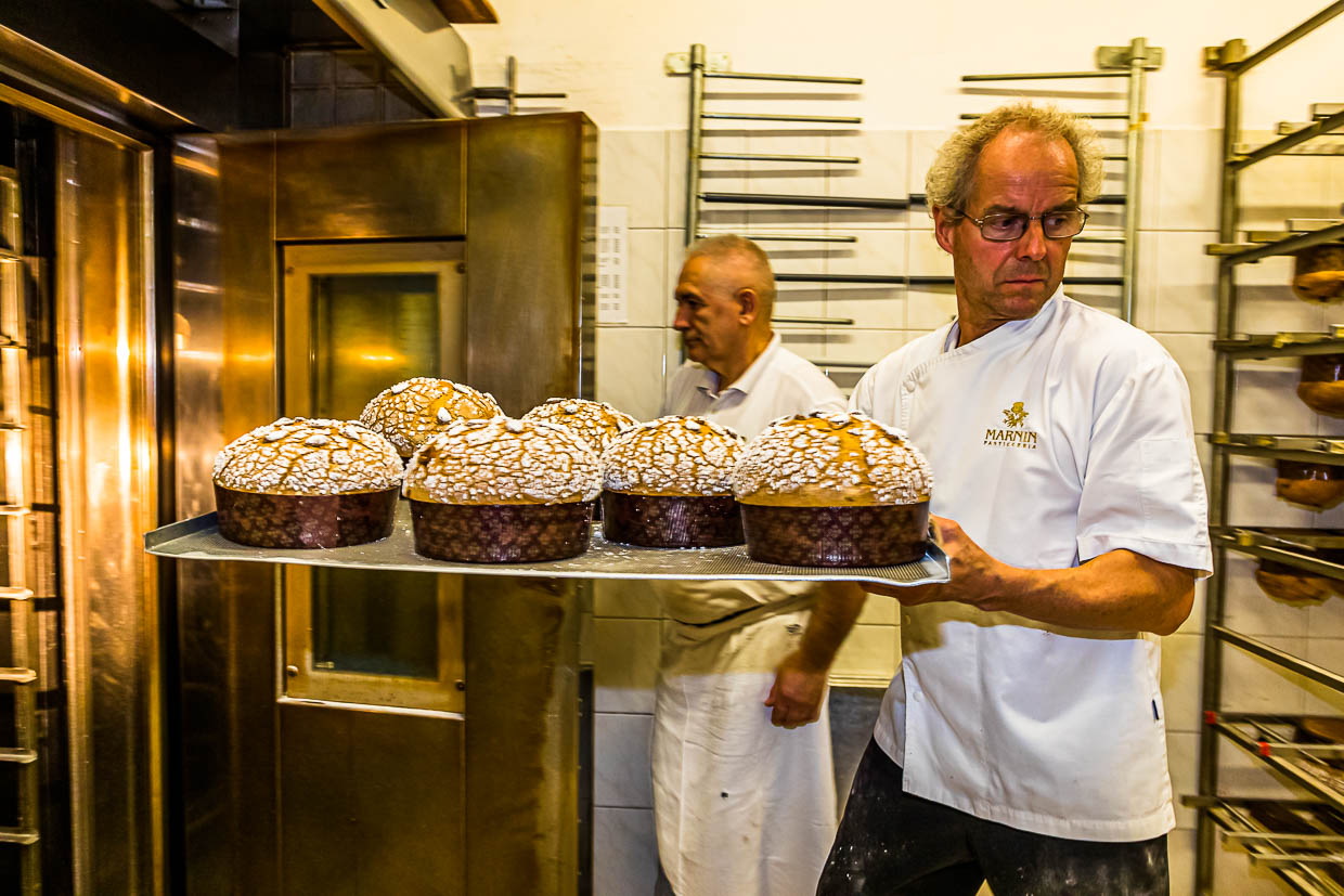 Wie schneebedeckte Kuppeln kommen die Panettone Maron aus dem Ofen. Der Schneezucker bleibt lange crunchig und bildet zum luftigen und mundfüllenden Inneren einen tollen Kontrast