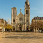 Die Eglise Notre Dame wurde 1881 am Place de la  Liberté erbaut. Der größten Kirche von Saint-Chamond fehlt, seit der Dachstuhl baufällig geworden ist, eine Turmspitze. Seit 2004 ist sie für Gottesdienste geschlossen. Die Kirche im Zentrum von Saint-Chamond wird im Sommer 2022 entweiht und fortan für kulturelle Zwecke genutzt / © Foto: Georg Berg