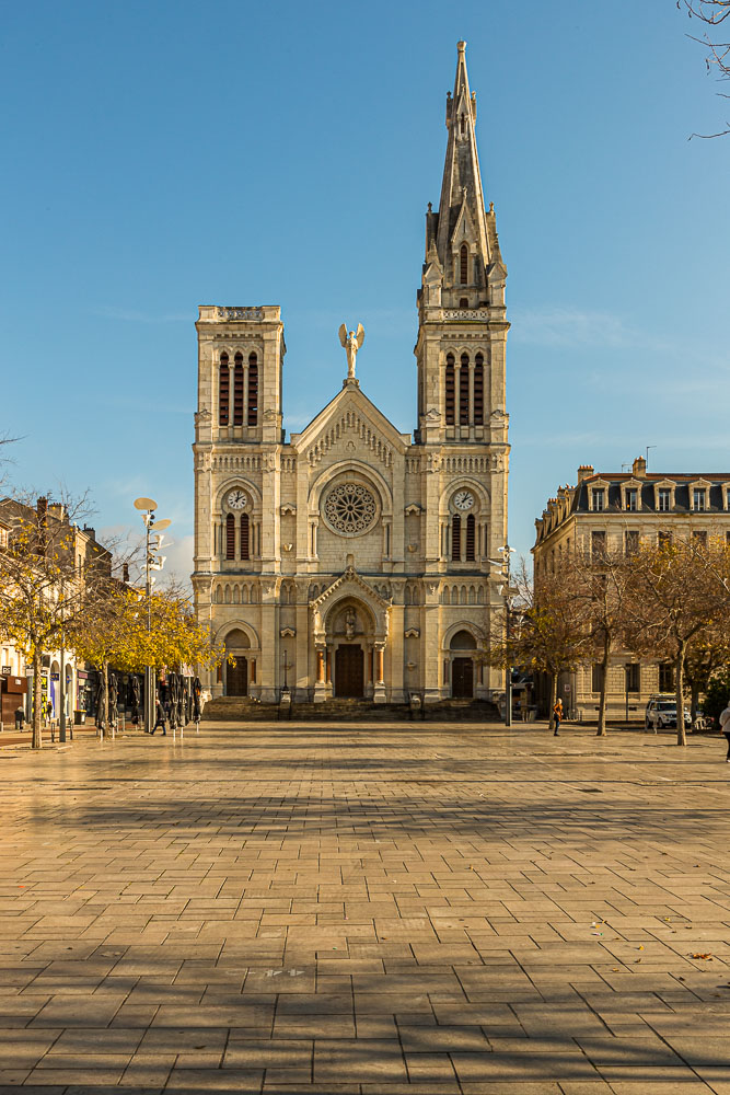 Die Eglise Notre Dame wurde 1881 am Place de la  Liberté erbaut. Der größten Kirche von Saint-Chamond fehlt, seit der Dachstuhl baufällig geworden ist, eine Turmspitze. Seit 2004 ist sie für Gottesdienste geschlossen. Die Kirche im Zentrum von Saint-Chamond wird im Sommer 2022 entweiht und fortan für kulturelle Zwecke genutzt / © Foto: Georg Berg