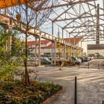 „Hall in one“ nennt sich das neue Einkaufscenter und Freizeitgelände in Saint-Chamond, Frankreich. Es wurde 2018 in die Hallen der ehemals dort ortsansässigen Stahlindiustrie (Compagnie des forges et aciéries de la Marine et d'Homécourt)erbaut. Im ehemaligen Industriekomplex befindet sich die Shoppingmall "Hall in 1" mit Kino, Brasserien, Freizeit- und Einkaufsmöglichkeiten / © Foto: Georg Berg
