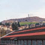 Früher standen auf dem Industriegelände in Saint-Chamond (Frankreich) 32 Schlote. Hier wurden in den Anfängen der Stahlindustrie vor allem Panzer produziert. Das Gelände nennt sich heute Novacierès und bedeutet „Neue Stahlindustrie“. „Hall in one“ nennt sich das neue Einkaufscenter und Freizeitgelände in Saint-Chamond, Frankreich. Es wurde 2018 in die Hallen der ehemals dort ortsansässigen Stahlindiustrie (Compagnie des forges et aciéries de la Marine et d'Homécourt)erbaut. Im ehemaligen Industriekomplex befindet sich die Shoppingmall "Hall in 1" mit Kino, Brasserien, Freizeit- und Einkaufsmöglichkeiten / © Foto: Georg Berg