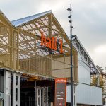 „Hall in one“ nennt sich das neue Einkaufscenter und Freizeitgelände in Saint-Chamond, Frankreich. Es wurde 2018 in die Hallen der ehemals dort ortsansässigen Stahlindiustrie (Compagnie des forges et aciéries de la Marine et d'Homécourt)erbaut. Im ehemaligen Industriekomplex befindet sich die Shoppingmall "Hall in 1" mit Kino, Brasserien, Freizeit- und Einkaufsmöglichkeiten / © Foto: Georg Berg