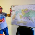 Manager Yann Fernandez zeigt am Lageplan von Taurrenne die Anpflanzungen. Jede Farbe steht für eine andere Olivenbaumsorte. Und jede Sorte hat einen anderen Erntezeitpunkt / © Foto: Georg Berg