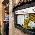 Hier wird frisches Zoigl-Bier in den Garten des alten Pfarrhofs gebracht / © Foto: Georg Berg