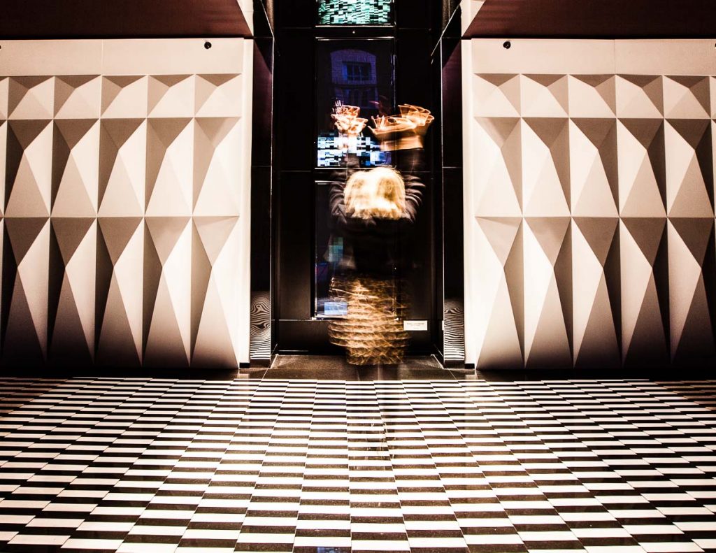 Die Hotelgäste werden Teil eines Kunst-Experiments. Angela Berg pixelt sich im Hotel Blow up 5050 in einer Installation von Rafael Lozano-Hemmer / © Foto: Georg Berg