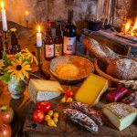 In Cerentino können Besucher, in dem aufwändig renovierten historischen Patrizierhaus Cà Vegia mit jahrhundertealter Originaleinrichtung aber ohne Elektrizität wohnen. Lokale Lebensmittel unterstreichen die Autentizität / © Foto: Georg Berg