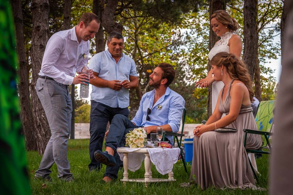 Bei einer bulgarischen Hochzeit sind die Trauzeugen die wichtigsten Gäste. Das Brautpaar muss sie den ganzen Hochzeitstag lang bedienen / © Foto: Georg Berg