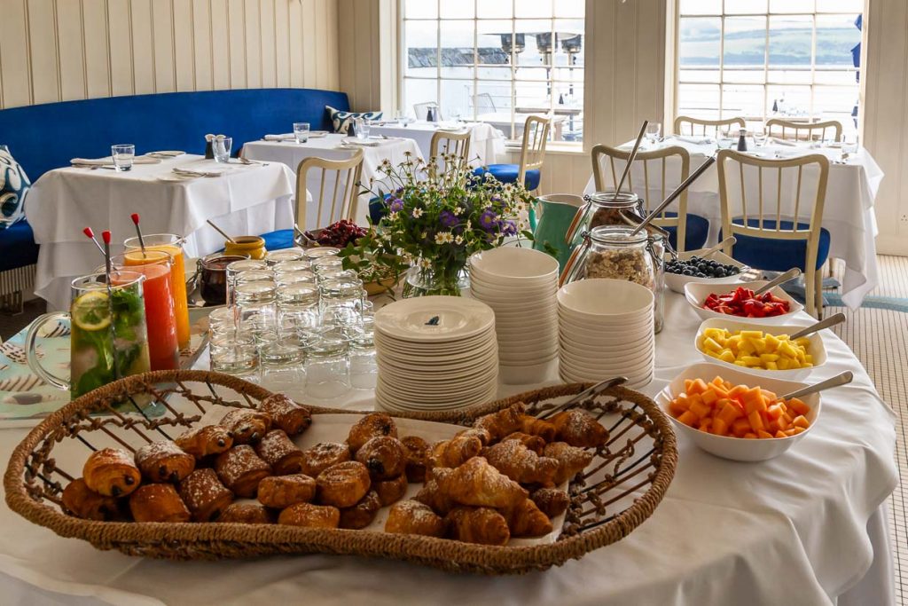 Auch beim Frühstück wird die FRISCHE großgeschrieben! Perfekter Start in den Tag am Meer / © Foto: Georg Berg