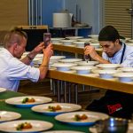 Zwei Köche aus dem Team von Michelin Star Chef Marco Müller dressieren die Teller auf dem Schleswig-Holstein-Gourmet-Festival in Sankt Peter-Ording / © Foto: Georg Berg