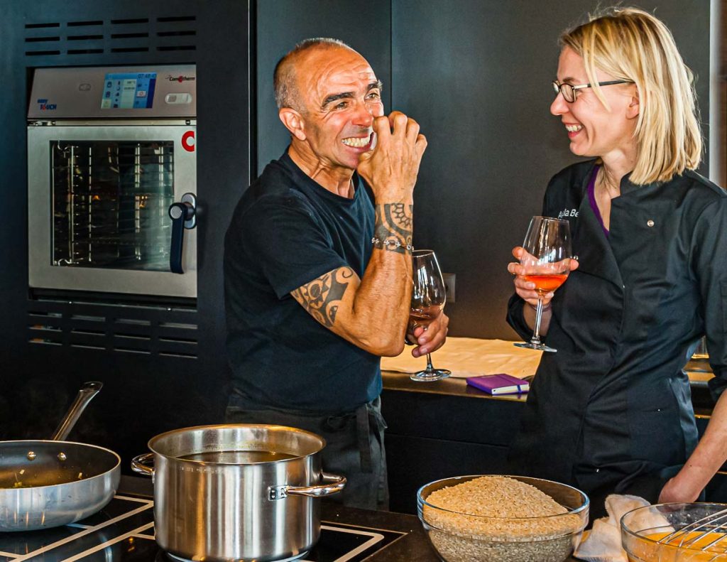 Kochen mit dem richtigen Biss: Giulio weiss wie es geht und gibt Redakteurin Angela Berg Tipps / © Foto: Georg Berg