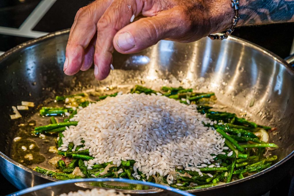 Faustregel: pro Person zwei Hand voll Reis! / © Foto: Georg Berg